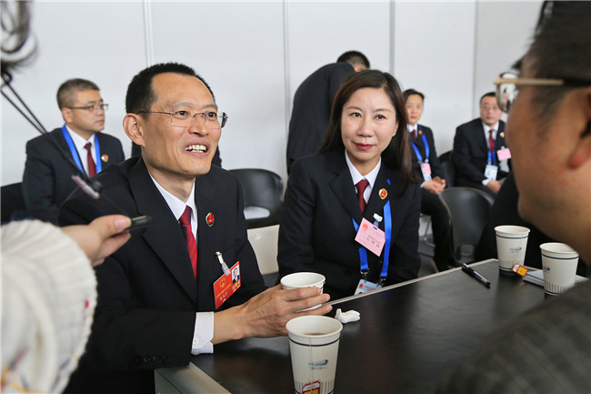 上海:检察长现场接受代表咨询